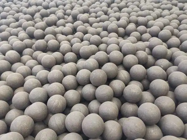 Grand volume de boules de broyage en acier forgé empilées, utilisées dans les broyeurs à boulets pour le traitement minier.