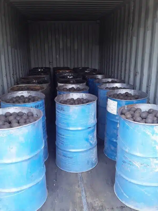 شحن كرات الطحن الفولاذية المزورة في براميل داخل حاوية تصدير