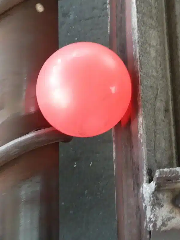 Bola de aço incandescente durante o processo de forjamento na fábrica