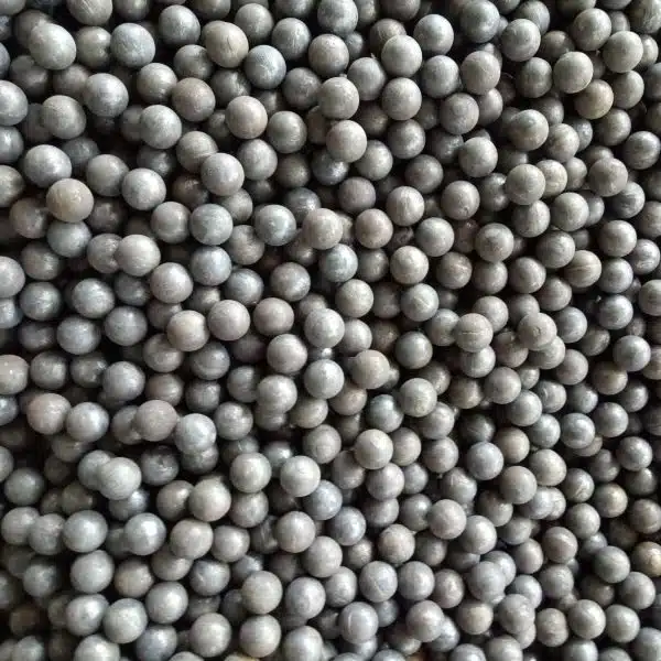 Vue rapprochée de billes d’acier laminées à chaud empilées en vrac