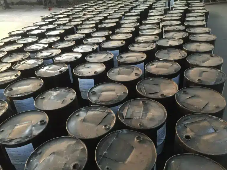Barriles metálicos con bolas de molienda de acero para molinos, listos para embalaje y envío.