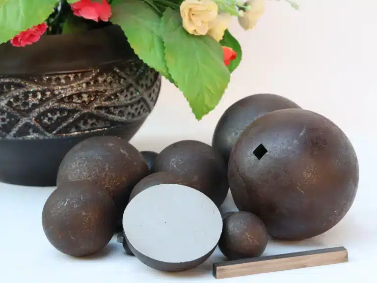 Bolas de molienda de acero con sección de corte (muestra del material)