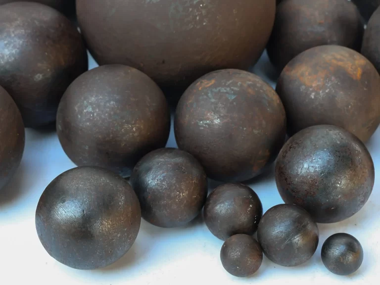 Bolas de acero forjado para molinos, utilizadas en minería y procesamiento de materiales.