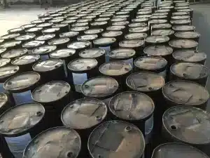 Boulets de broyage en acier emballés en fûts métalliques, alignés pour l’exportation.