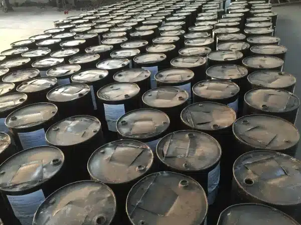 Boulets de broyage en acier emballés en fûts métalliques, alignés pour l’exportation.