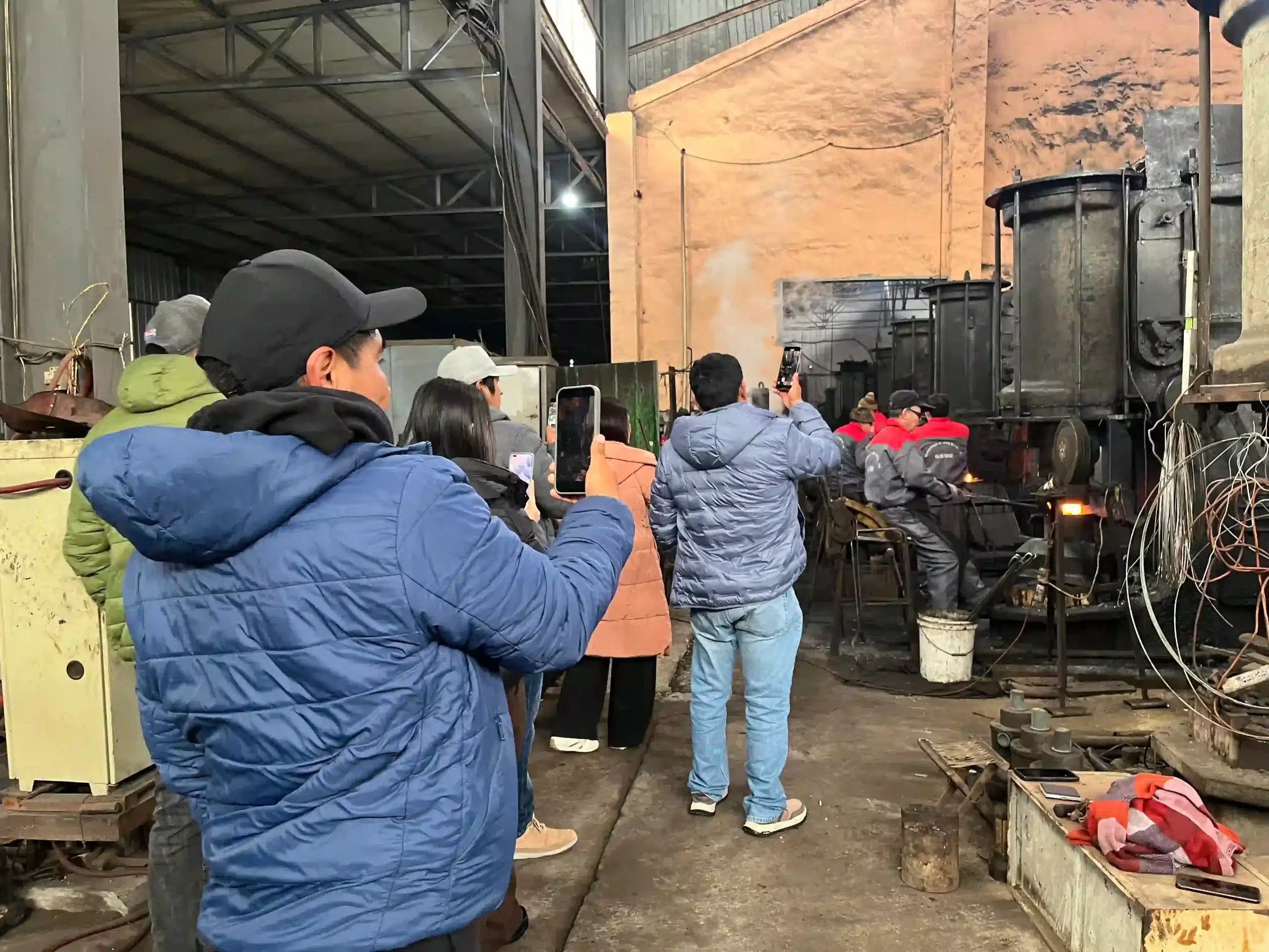 Clientes mineros de Potosí visitan la línea de producción de bolas de molienda en Gangyan.