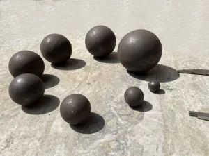 Forged steel grinding balls for ball mills – wear-resistant media for mining and cement