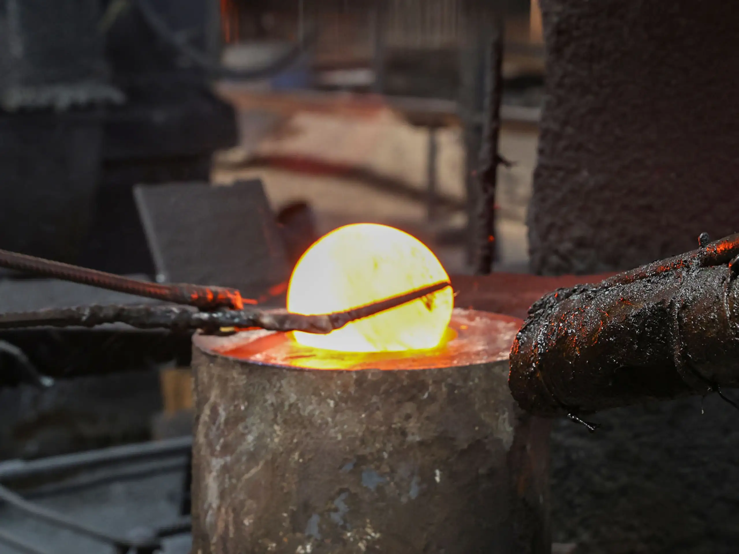 Forgeage de boulets de broyage en acier dans l’usine Gangyan