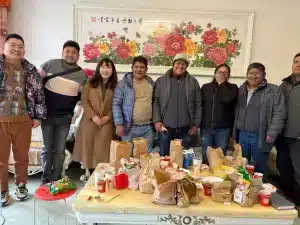 Foto de grupo con clientes mineros de Bolivia durante su visita a Shandong Gangyan Grinding Ball.