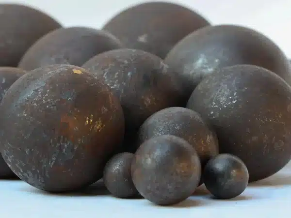 High-performance steel grinding balls for ball mills used in mining, cement plants, and power stations.